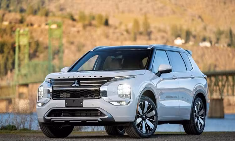 Mitsubishi Outlander mild-hybrid 2026 lộ diện tại VIệt Nam, chờ ra mắt