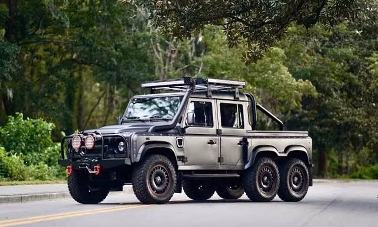 Land Rover Defender 1993 độ "quái thú" 6 bánh, giá gần 8 tỷ đồng
