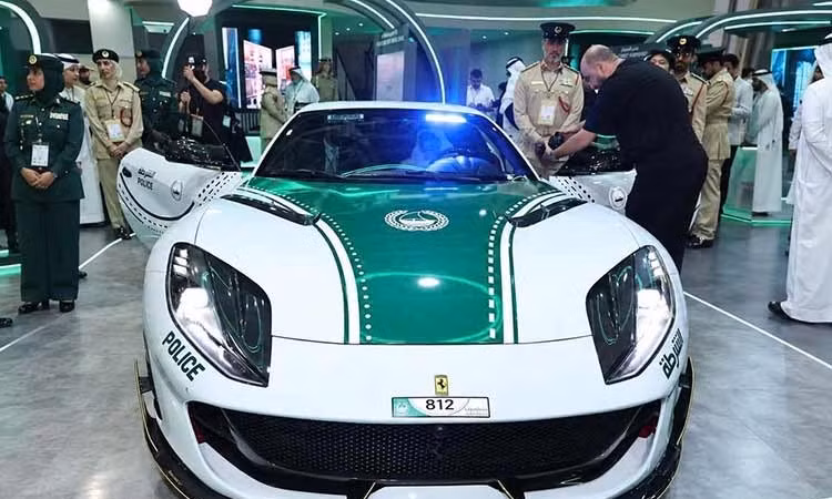 Tận mục siêu xe Ferrari 812 Superfast độ Mansory độc bản của cảnh sát Dubai