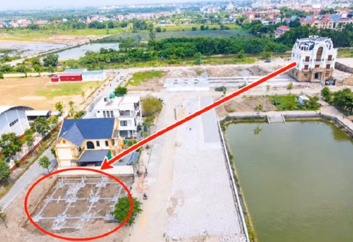 Gia đình ông Nguyễn Công Sơn nhất trí ủng hộ dự án tuyến đường kết nối sân bay Gia Bình với Thủ đô Hà Nội và sẵn sàng bàn giao mặt bằng. Tuy nhiên căn nhà của ông Sơn đã xây dựng nhiều năm và có nhiều kỷ niệm nên thay vì đập bỏ để nhận tiền bồi thường, gia chủ quyết định giữ lại toàn bộ công trình và thuê đơn vị chuyên nghiệp thực hiện phương án di dời nguyên khối căn biệt thự.