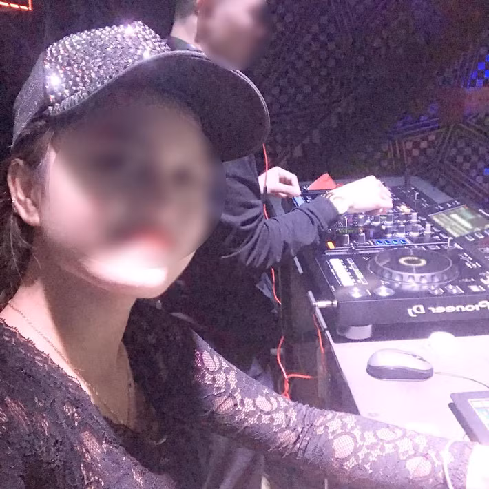 Trong quá trình di chuyển, chị gái của đối tượng liên tục khuyên nhủ em trai. Do vậy, tới tối ngày 17/6, sau khi được gặp người thân, Đào Duy Cường đã ra đầu thú. Tại thời điểm nghi phạm ra đầu thú, các xét nghiệm đều cho thấy Cường dương tính với ma túy.