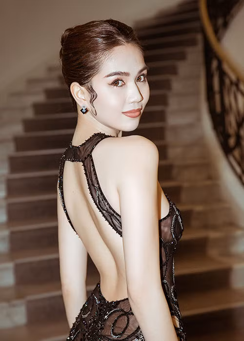 Năm nay là năm đầu tiên Ngọc Trinh đến LHP Cannes. Theo Saostar, cô đến theo lời mời của một nhãn hàng.