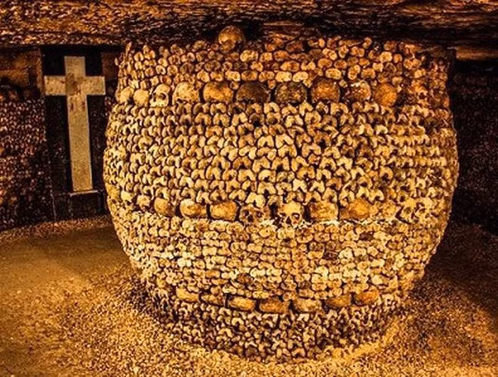 Nghĩa trang Les Catacombes hay còn được gọi là Hầm mộ Paris, là một "vương quốc của người chết", có tới 6 triệu bộ hài cốt.