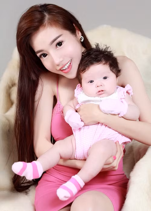 Năm 2014, Elly Trần bất ngờ khoe con gái đầu lòng. Thời điểm này, cô đẹp mặn mà hơn. Ảnh: Zing