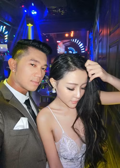Ngân 98 có mối tình đầy ồn ào với Lương Bằng Quang bởi cả hai thể hiện tình cảm một cách thái quá và có những hành động tình tứ bị đánh giá là phản cảm.