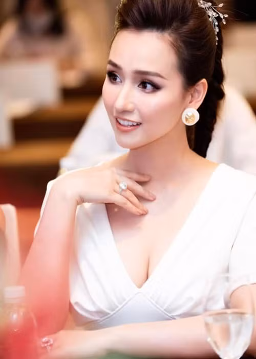 Việc Lã Thanh Huyền sở hữu nhẫn kim cương đắt giá không khiến nhiều người quá bất ngờ bởi cô là chủ tịch của một công ty kim cương.