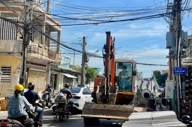 Bình Thuận: Công trình không rào chắn gây nguy hiểm cho người lưu thông - Hình 5 Binh Thuan: Cong trinh khong rao chan gay nguy hiem cho nguoi luu thong-Hinh-5