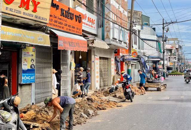 Bình Thuận: Công trình không rào chắn gây nguy hiểm cho người lưu thông - Hình 4 Binh Thuan: Cong trinh khong rao chan gay nguy hiem cho nguoi luu thong-Hinh-4