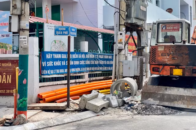 Bình Thuận: Công trình không rào chắn gây nguy hiểm cho người lưu thông - Hình 7 Binh Thuan: Cong trinh khong rao chan gay nguy hiem cho nguoi luu thong-Hinh-7