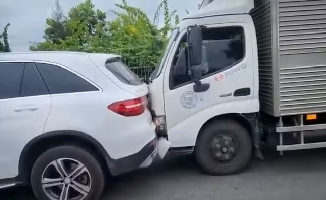 Bình Thuận: Ùn tắc giao thông nhiều giờ sau tai nạn ô tô liên hoàn - Hình 2 Binh Thuan: Un tac giao thong nhieu gio sau tai nan o to lien hoan-Hinh-2