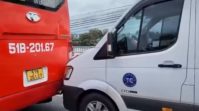 Bình Thuận: Ùn tắc giao thông nhiều giờ sau tai nạn ô tô liên hoàn Binh Thuan: Un tac giao thong nhieu gio sau tai nan o to lien hoan