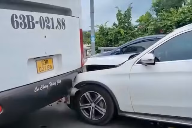 Bình Thuận: Ùn tắc giao thông nhiều giờ sau tai nạn ô tô liên hoàn - Hình 3 Binh Thuan: Un tac giao thong nhieu gio sau tai nan o to lien hoan-Hinh-3
