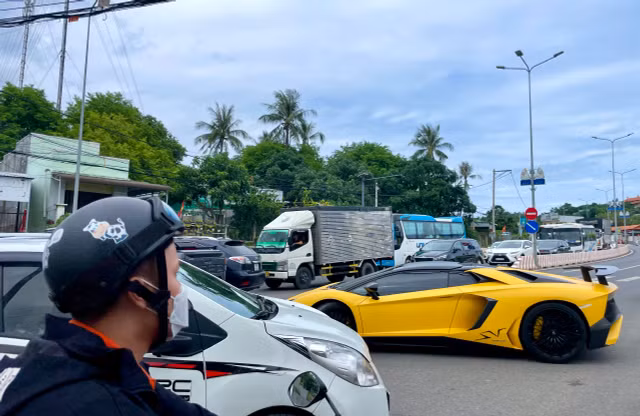 Binh Thuan: Un tac giao thong nhieu gio sau tai nan o to lien hoan-Hinh-5