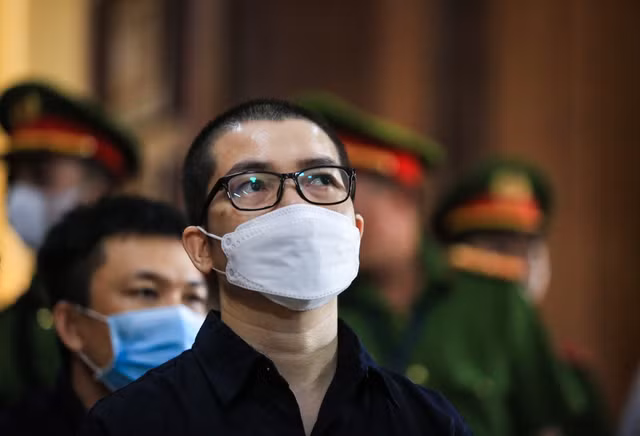 Nguyễn Thái Luyện ra tòa vì tội lừa đảo vẫn có những phát ngôn gây sốc - Hình 4 Nguyen Thai Luyen ra toa vi toi lua dao van co nhung phat ngon gay soc-Hinh-4