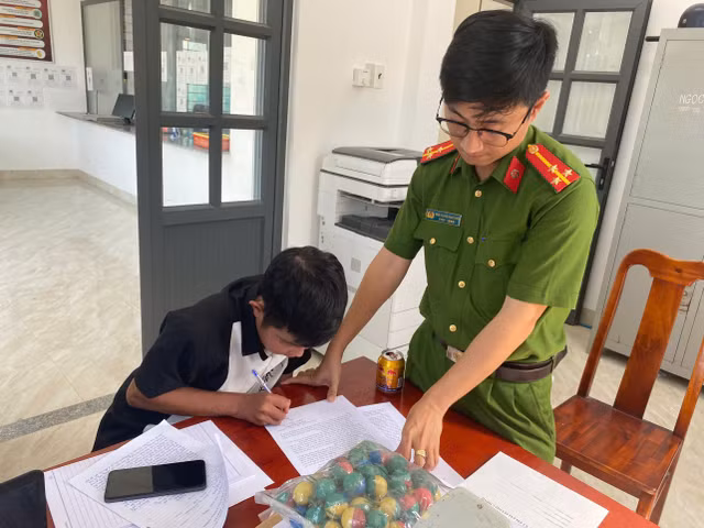Bình Thuận: Phát hiện và xử phạt hành vi tàng trữ pháo trái phép - Hình 2 Binh Thuan: Phat hien va xu phat hanh vi tang tru phao trai phep-Hinh-2