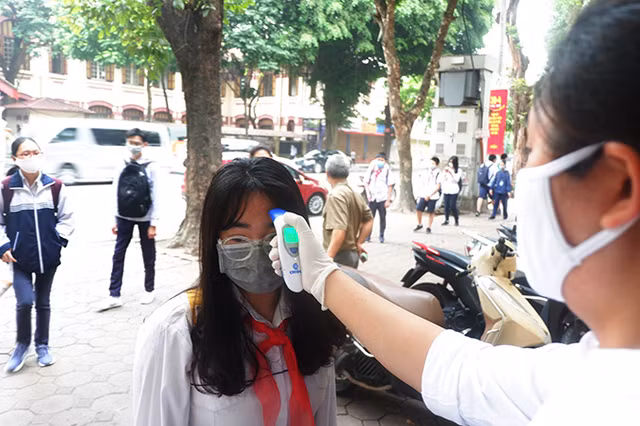 Sau 3 tháng nghỉ dịch COVID-19, hàng nghìn học sinh Hà Nội trở lại trường - Hình 4 Sau 3 thang nghi dich COVID-19, hang nghin hoc sinh Ha Noi tro lai truong-Hinh-4