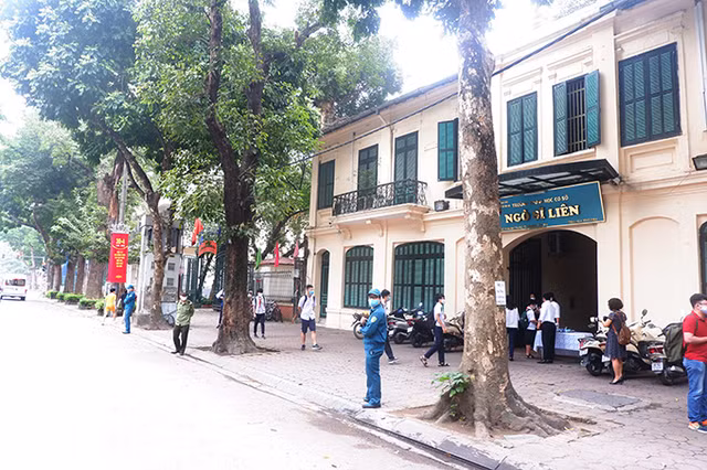 Sau 3 tháng nghỉ dịch COVID-19, hàng nghìn học sinh Hà Nội trở lại trường - Hình 6 Sau 3 thang nghi dich COVID-19, hang nghin hoc sinh Ha Noi tro lai truong-Hinh-6