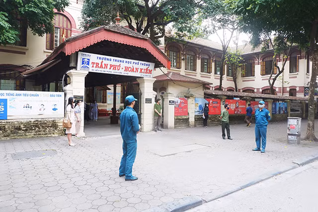 Sau 3 tháng nghỉ dịch COVID-19, hàng nghìn học sinh Hà Nội trở lại trường - Hình 8 Sau 3 thang nghi dich COVID-19, hang nghin hoc sinh Ha Noi tro lai truong-Hinh-8