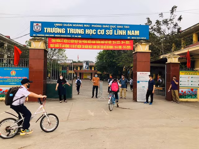Sau 3 tháng nghỉ dịch COVID-19, hàng nghìn học sinh Hà Nội trở lại trường - Hình 10 Sau 3 thang nghi dich COVID-19, hang nghin hoc sinh Ha Noi tro lai truong-Hinh-10