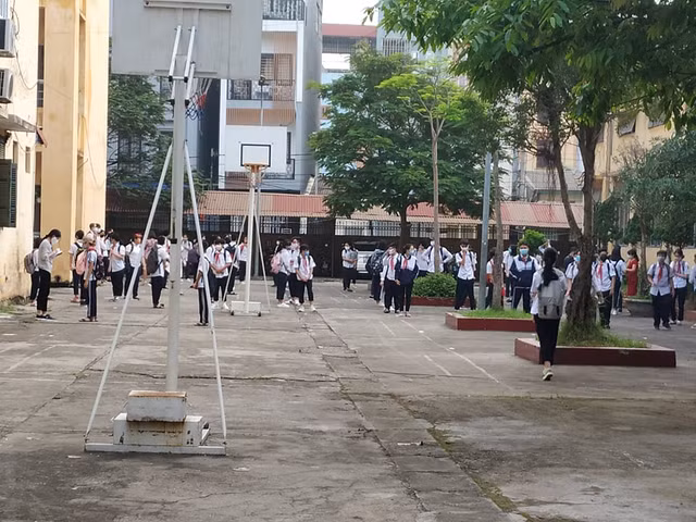 Sau 3 tháng nghỉ dịch COVID-19, hàng nghìn học sinh Hà Nội trở lại trường - Hình 12 Sau 3 thang nghi dich COVID-19, hang nghin hoc sinh Ha Noi tro lai truong-Hinh-12
