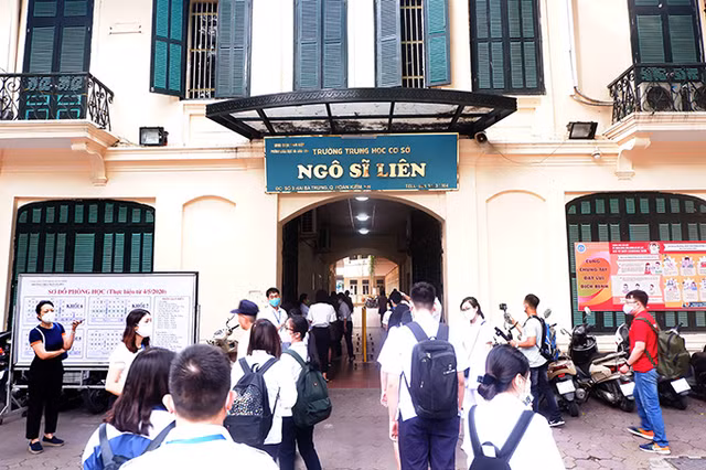 Sau 3 tháng nghỉ dịch COVID-19, hàng nghìn học sinh Hà Nội trở lại trường - Hình 3 Sau 3 thang nghi dich COVID-19, hang nghin hoc sinh Ha Noi tro lai truong-Hinh-3