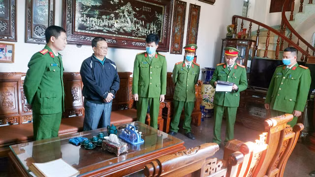 Bắt giam Giám đốc Công ty TNHH Thương mại tổng hợp Kim Sơn Bat giam Giam doc Cong ty TNHH Thuong mai tong hop Kim Son
