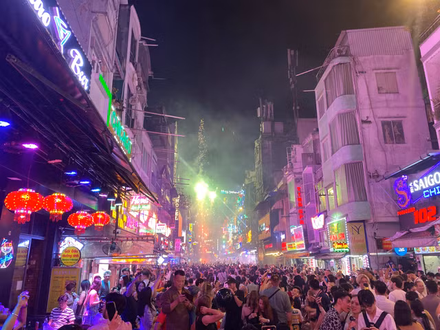 TPHCM: Phao hoa ruc sang bau troi pho Tay Bui Vien chao nam moi 2025-Hinh-6