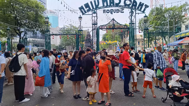 Cac dia diem tai trung tam TPHCM thu hut dong dao nguoi dan don Xuan-Hinh-6