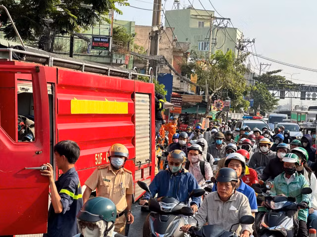 TPHCM: Cháy lớn tại cơ sở phân phối máy hàn ở Hóc Môn - Hình 2 TPHCM: Chay lon tai co so phan phoi may han o Hoc Mon-Hinh-2
