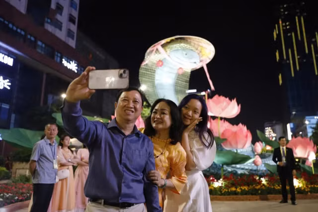 Rộn ràng Đường hoa Nguyễn Huệ Tết Ất Tỵ 2025 - Hình 4 Ron rang Duong hoa Nguyen Hue Tet At Ty 2025-Hinh-4