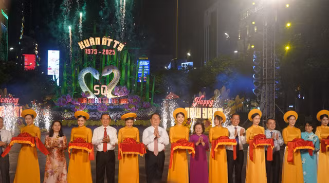Rộn ràng Đường hoa Nguyễn Huệ Tết Ất Tỵ 2025 Ron rang Duong hoa Nguyen Hue Tet At Ty 2025