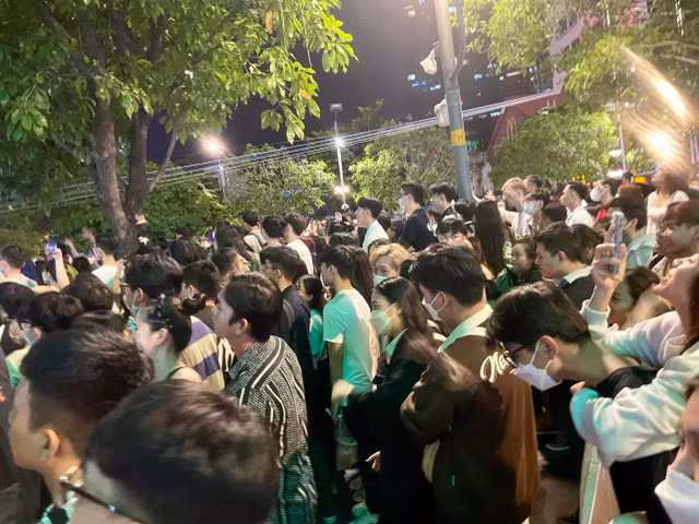 Thoi khac chuyen giao nam moi 2023 duoi phao hoa ruc ro cung dai tiec am nhac tai TPHCM-Hinh-10