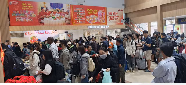 Hơn 300.000 vé tàu Tết đã bán, chiều từ TPHCM đi Hà Nội chỉ còn ít - Hình 2 Hon 300.000 ve tau Tet da ban, chieu tu TPHCM di Ha Noi chi con it-Hinh-2