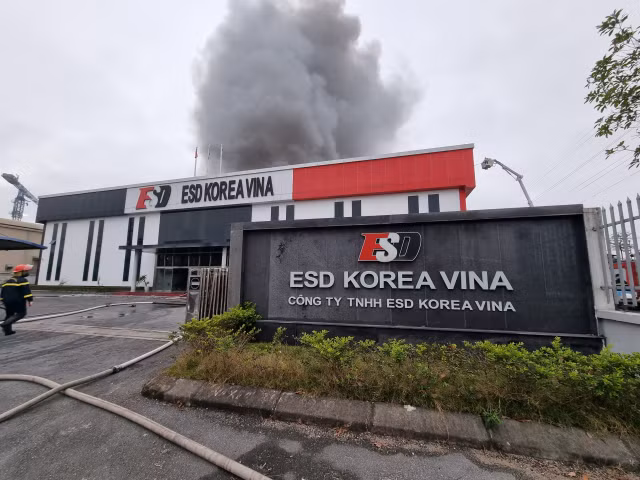 Chùm ảnh vụ cháy lớn tại Công ty TNHH ESD Korea Vina ở Bắc Ninh - Hình 3 Chum anh vu chay lon tai Cong ty TNHH ESD Korea Vina o Bac Ninh-Hinh-3