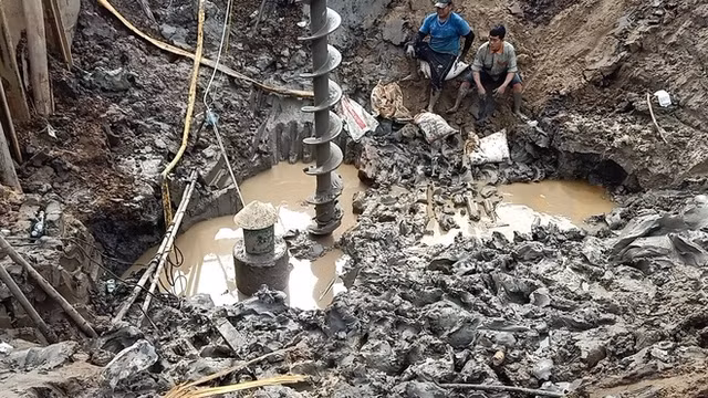 Toàn cảnh vụ giải cứu bé trai rơi xuống hố sâu 35m ở Đồng Tháp - Hình 3 Toan canh vu giai cuu be trai roi xuong ho sau 35m o Dong Thap-Hinh-3