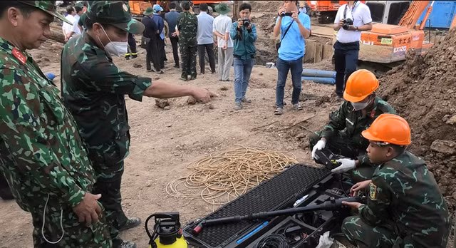 Toàn cảnh vụ giải cứu bé trai rơi xuống hố sâu 35m ở Đồng Tháp - Hình 7 Toan canh vu giai cuu be trai roi xuong ho sau 35m o Dong Thap-Hinh-7