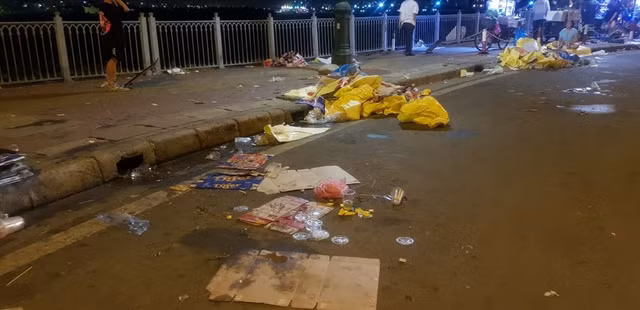 Rác thải sau bắn pháo hoa nhanh chóng được xử lý ngay trong đêm Rac thai sau ban phao hoa nhanh chong duoc xu ly ngay trong dem