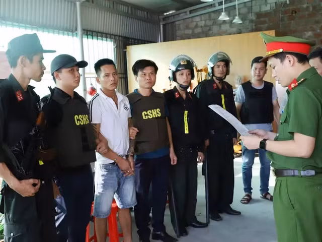 50 cảnh sát cơ động vây bắt băng nhóm bảo kê trước nhà máy Formosa 50 canh sat co dong vay bat bang nhom bao ke truoc nha may Formosa