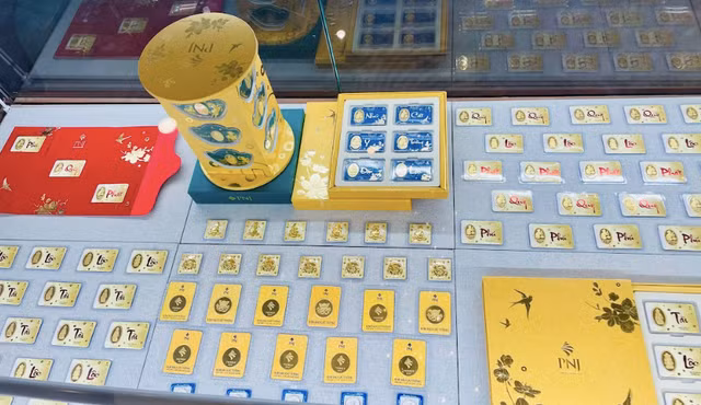 Nhon nhip khach mua, gia vang ngay via Than Tai bien dong nhu nao?