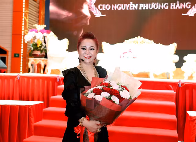 Ba Phuong Hang va cuoc dai nao chan dong gioi showbiz-Hinh-2
