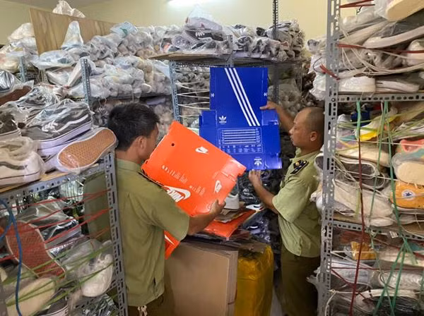 Tam giu hon 5.000 san pham gia nhan hieu Adidas, Nike o Ha Noi-Hinh-3