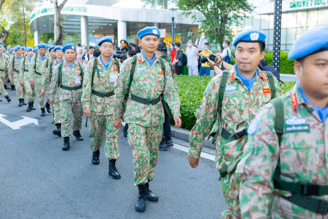 Chủ tịch nước tiễn 63 chiến sĩ mũ nồi xanh thực hiện nhiệm vụ gìn giữ hòa bình - Hình 4 Chu tich nuoc tien 63 chien si mu noi xanh thuc hien nhiem vu gin giu hoa binh-Hinh-4