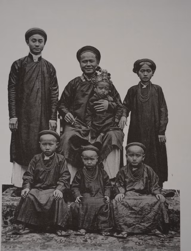 Tuổi thơ trẻ em Việt Nam khoảng 100 năm trước như nào? - Hình 10 Tuoi tho tre em Viet Nam khoang 100 nam truoc nhu nao?-Hinh-10