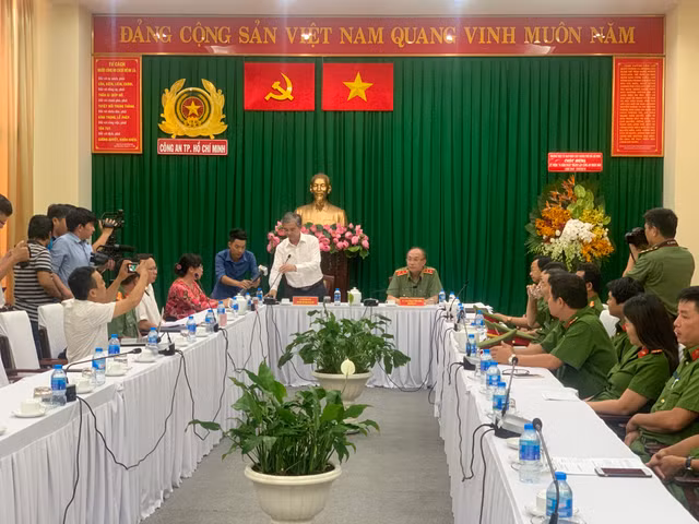 Phá đường dây ma tuý đi ô tô thủ súng, lựu đạn từ miền Bắc vào Sài Gòn Pha duong day ma tuy di o to thu sung, luu dan tu mien Bac vao Sai Gon