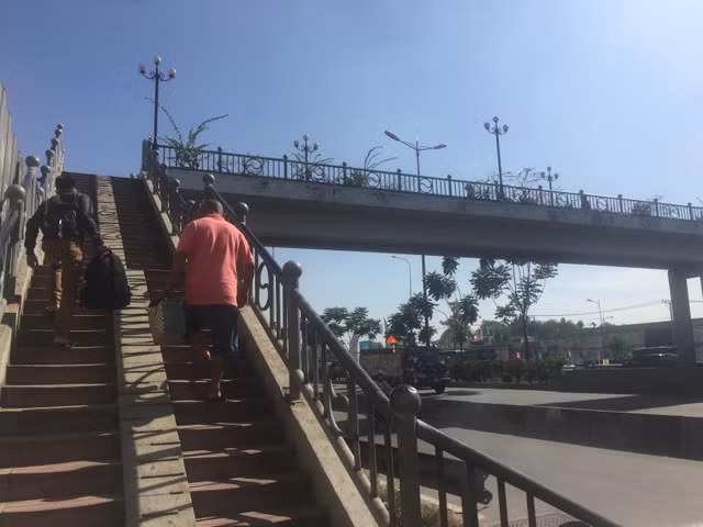 Nữ sinh bất ngờ trợn mắt, nôn ói rồi tử vong trên cầu bộ hành Suối Tiên do nhồi máu cơ tim Nu sinh bat ngo tron mat, non oi roi tu vong tren cau bo hanh Suoi Tien do nhoi mau co tim