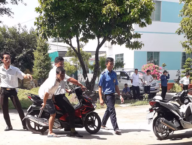 Gần 120 học viên cai nghiện tràn ra cao tốc TPHCM – Trung Lương Gan 120 hoc vien cai nghien tran ra cao toc TPHCM – Trung Luong