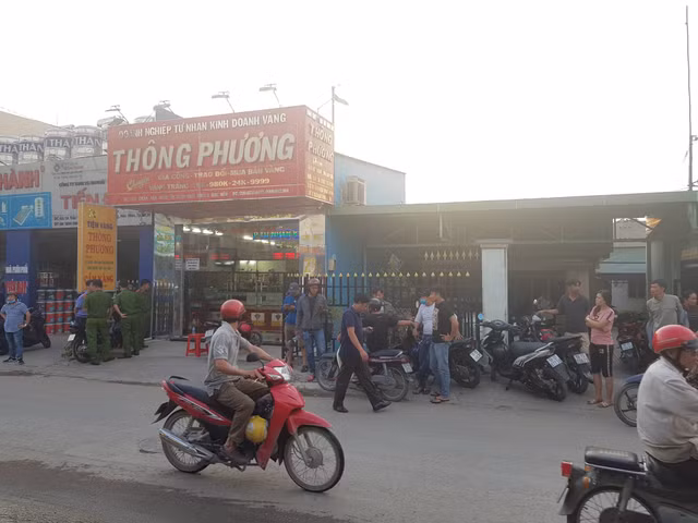 Nghi án 2 thanh niên nổ súng cướp tiệm vàng táo tợn ở Sài Gòn Nghi an 2 thanh nien no sung cuop tiem vang tao ton o Sai Gon