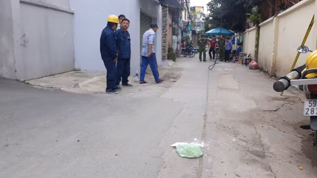 Ngồi uống cà phê vỉa hè bị dây điện rơi trúng tử vong Ngoi uong ca phe via he bi day dien roi trung tu vong