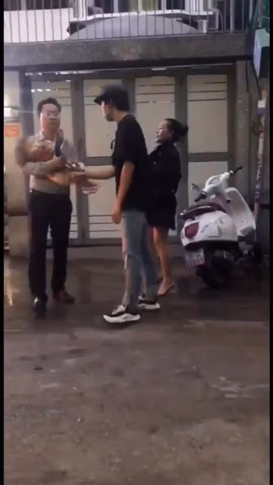 Công an vào cuộc vụ thẩm phán, giảng viên cùng nhóm người lạ bị tố ngang nhiên xông vào nhà dân, “bắt cóc” 3 cháu nhỏ - Hình 2 Cong an vao cuoc vu tham phan, giang vien cung nhom nguoi la bi to ngang nhien xong vao nha dan, “bat coc” 3 chau nho-Hinh-2