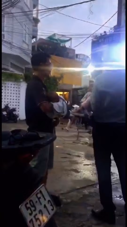Công an vào cuộc vụ thẩm phán, giảng viên cùng nhóm người lạ bị tố ngang nhiên xông vào nhà dân, “bắt cóc” 3 cháu nhỏ Cong an vao cuoc vu tham phan, giang vien cung nhom nguoi la bi to ngang nhien xong vao nha dan, “bat coc” 3 chau nho